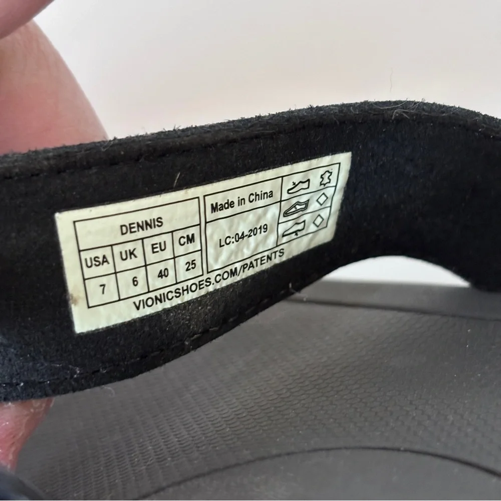 Vionic Men's Dennis Black Leather Flip Flops Sz 7